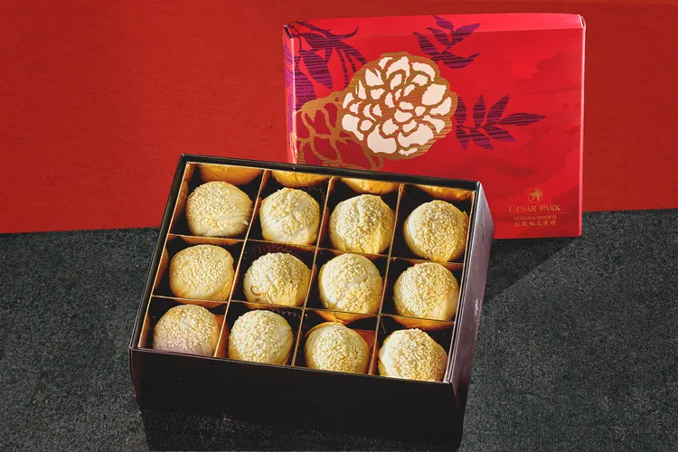 曾獲年菜外帶評比第一名的「金牌蘿蔔絲酥餅」，以烘烤方式取代油炸，清爽不油膩，口口都吃得蘿蔔絲與新鮮餡料。台北凱撒大飯店提供