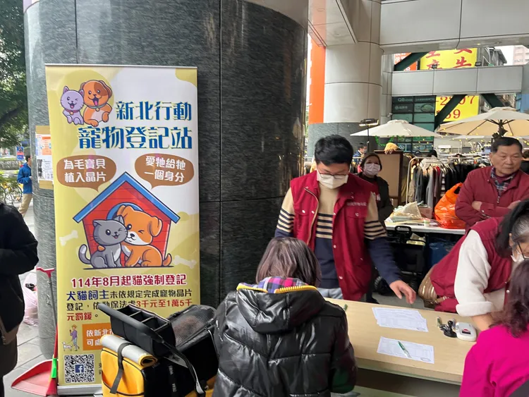 狂犬病疫苗注射巡迴活動可立即植入晶片辦理寵物登記。動保處提供