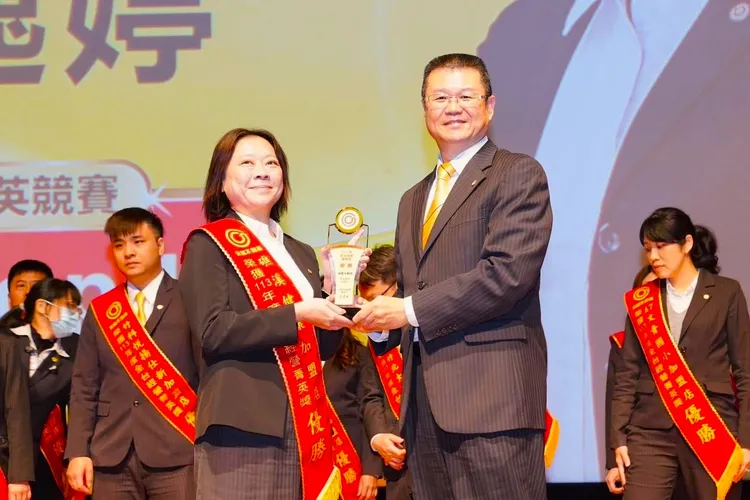 永慶不動產店東游逸婷讚賞永慶加盟總部即時課程，緩解政策衝擊，讓團隊業績站上6400萬。永慶房產集團提供