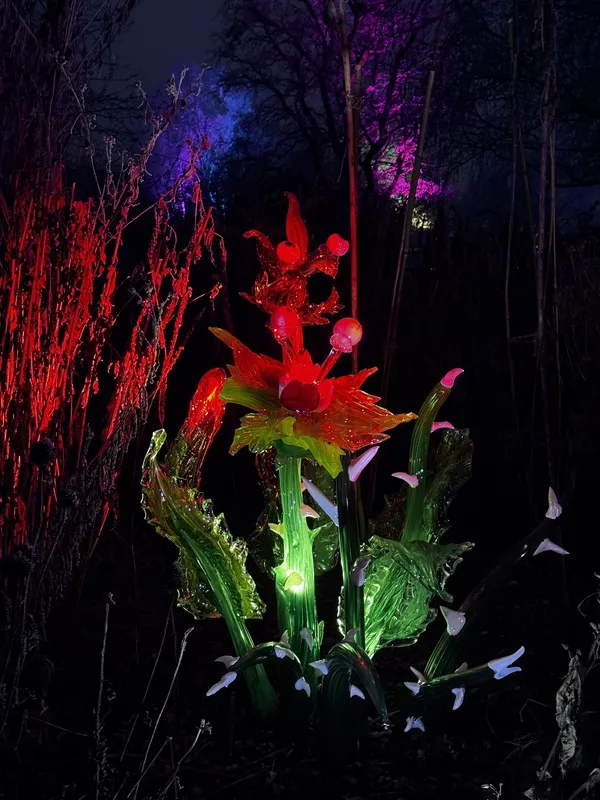 布拉格市立植物園展區中引人注目的藝術品「食肉植物阿黛拉」。 中央社