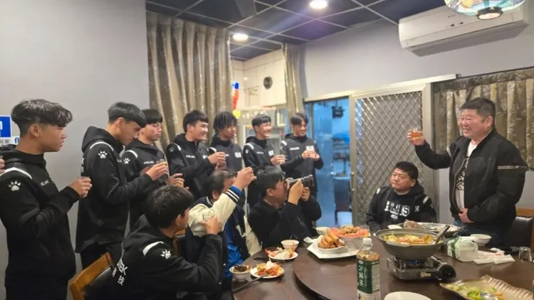 花蓮高中足球隊選手感謝議長張峻的勉勵。業者提供