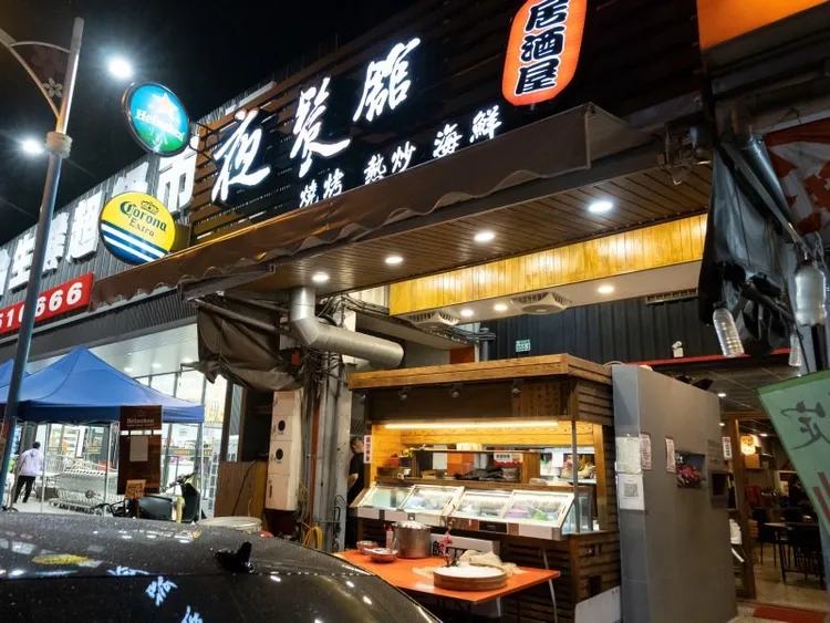 花蓮縣議長張峻1/15於慶豐夜餐館為花蓮高中足球隊舉辦慶祝餐會。