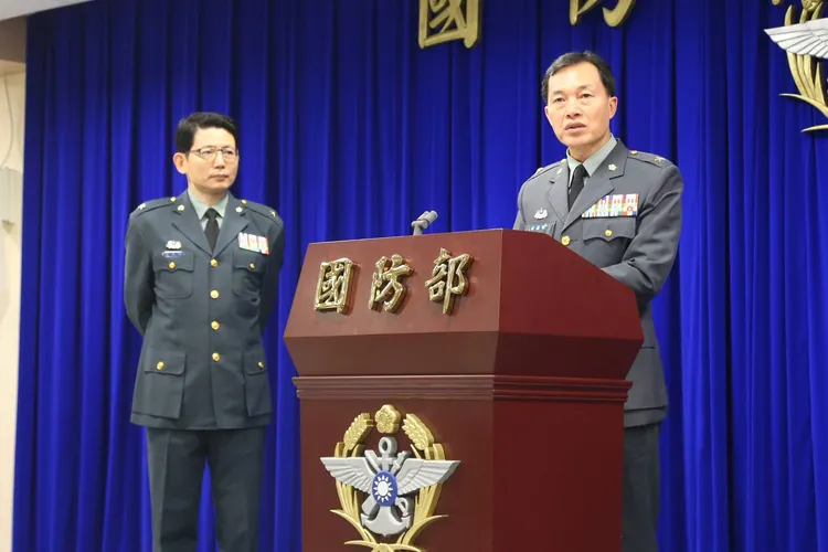 時任國防部作計室聯戰處長的鍾樹明(右)。國防部發言人臉書