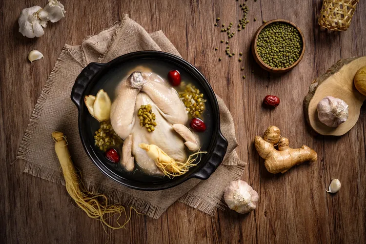 韓式綠豆蔘雞湯原價888元，優惠價758元。業者提供