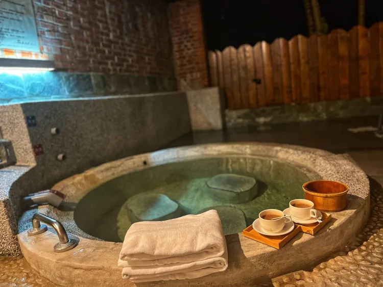 石上湯屋。新竹縣府提供