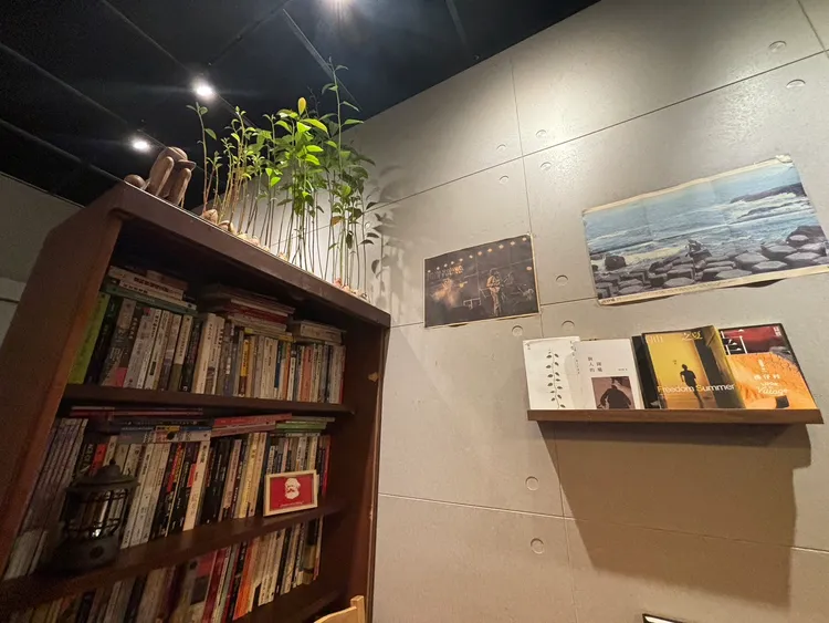 「春福」餐廳空間狹小，但硬是擠下書架，擺上8百多本有關哲學思想與社會批判的書籍。「春福」提供