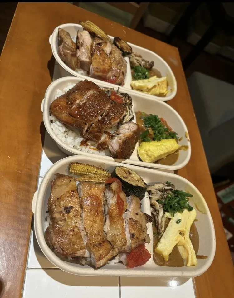 顧旻把包好的便當送給有需要的朋友。「春福」提供