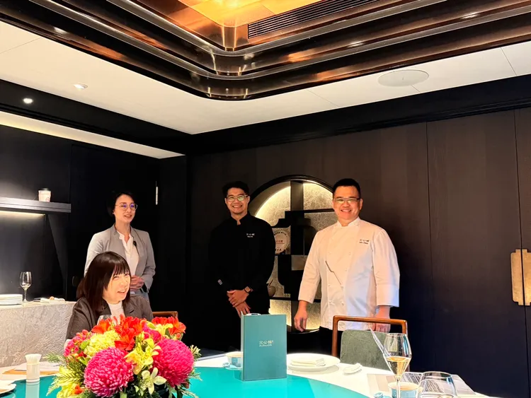 文公館主廚蔣文正(右起)與林昊語面對記者提問笑得開心。陳揚盛攝