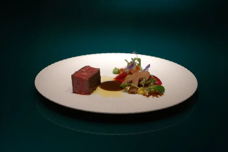 主菜「小寒御寒」升級版紐約客（+800元）。業者提供