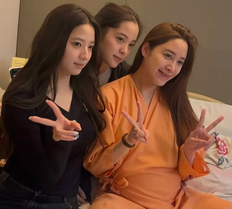 歐陽妮妮穿著橘色產服待產中，妹妹們都到場期待寶寶的出生。翻攝自傅娟小紅書
