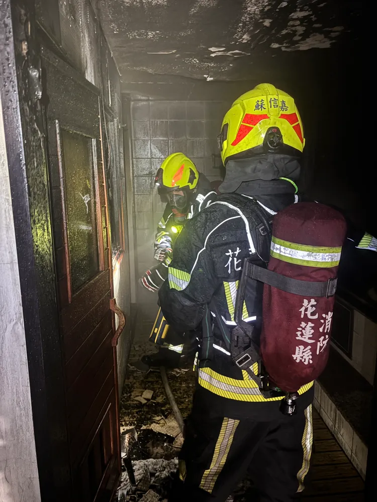 酒店地下一樓三溫暖烤箱起火燒得焦黑。消防局提供