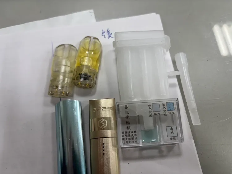 警方查扣含第二級毒品依托咪酯菸彈贓證物。翻攝畫面