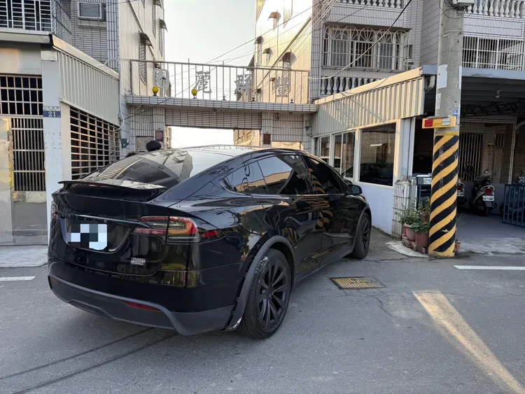 洪女駕駛特斯拉。民眾提供