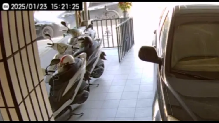 2車會車時發生擦撞，江姓男駕駛頭部重創不治，洪姓女駕駛則無大礙。民眾提供