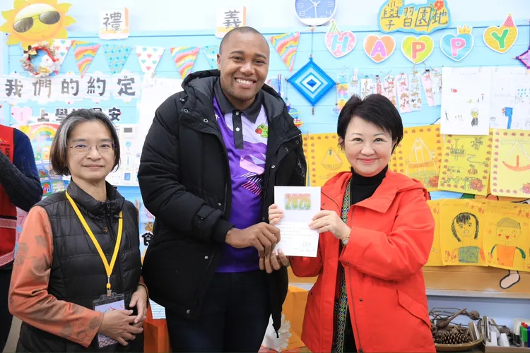 盧秀燕向來自南非的外師Milo致意，並致贈已儲值1年車資、首度亮相的「台中捷運2025年度票卡」。市府提供
