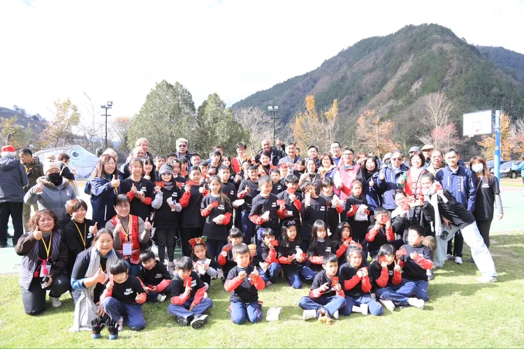 盧秀燕與台中最偏遠的平等國小44名學生及同體教職員相見歡。市府提供