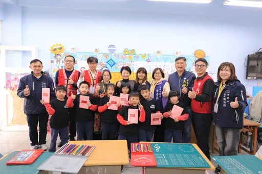 盧秀燕訪台中最偏遠學校 2025小紅包、中捷年度票卡搶先亮相