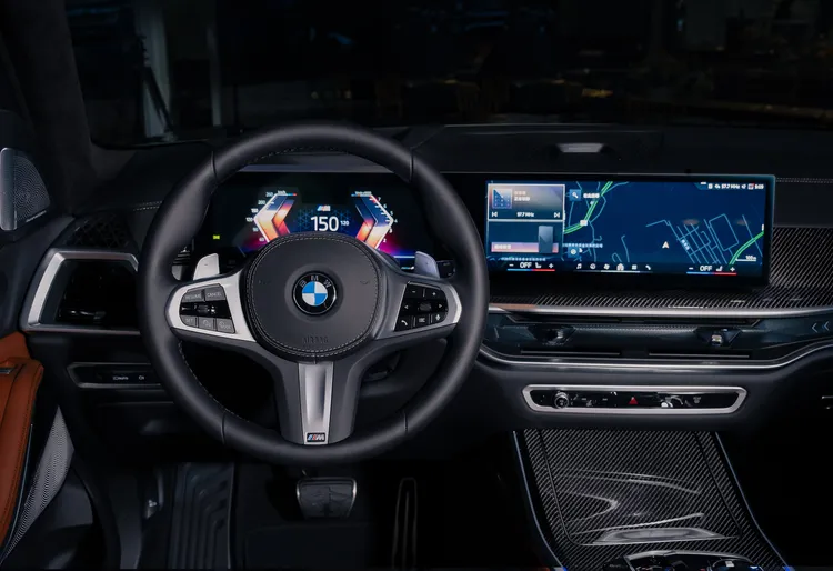 BMW X7 xDrive40i M EXCELLENCE特仕版具備懸浮式曲面螢幕、AR擴增實境導航與車況抬頭顯示器，結合了無線智慧手機整合系統、手機無線充電與BMW數位鑰匙2.0。業者提供