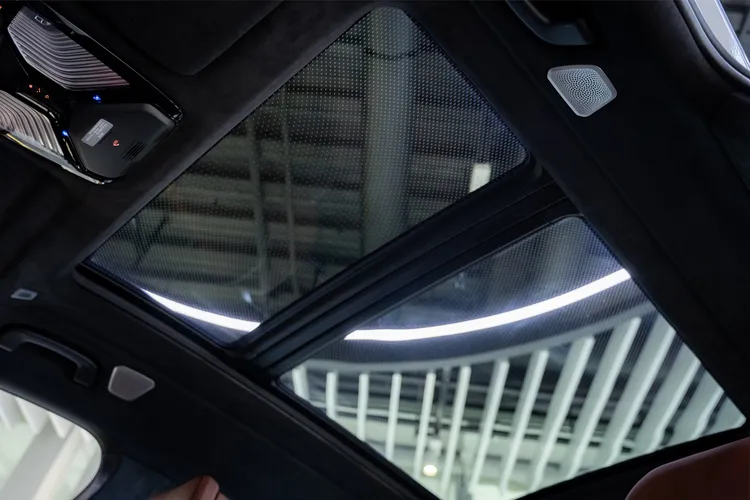 座艙擁有頂級水晶中控套件、Sky Lounge全景式電動玻璃天窗、Bowers & Wilkins鑽石高傳真音響系統、五區恆溫空調及可調第二排座椅。業者提供