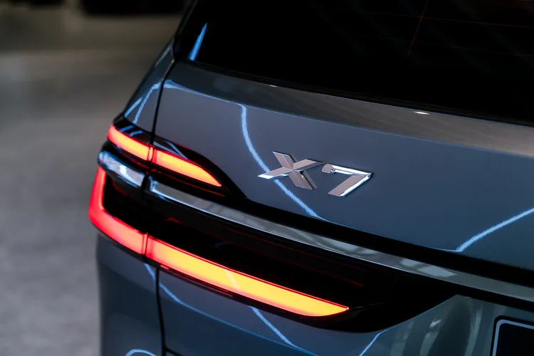  車尾處特殊圖騰設計的燻黑3D立體LED尾燈，融入車尾恰到好處的水平鍍鉻飾條。業者提供