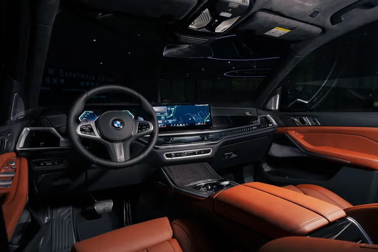 車艙升級BMW Individual Alcantara麂皮黑色車內頂篷、多功能真皮方向盤與M碳纖維飾板。業者提供