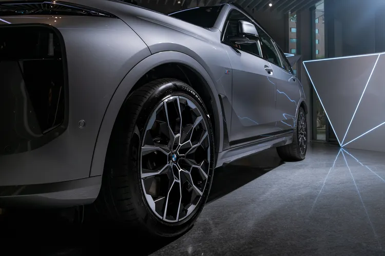 全新2025年式BMW X7 xDrive40i M EXCELLENCE特仕版，此次導入了M Sport專屬配備，包含M空力套件、M藍色煞車卡鉗以及專屬的22吋M雙輻式雙色輪圈。業者提供