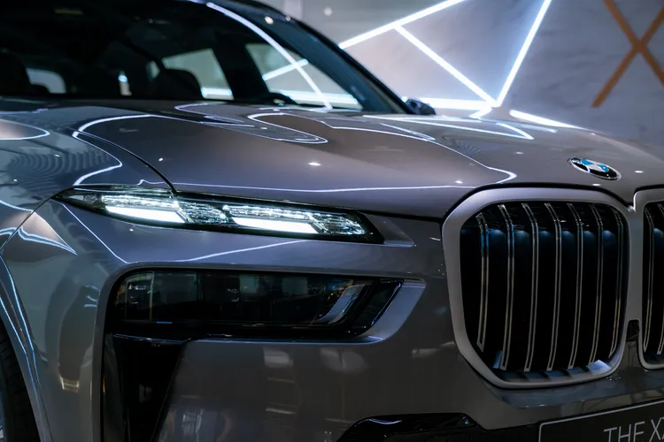 分離式頭燈設計與重新描繪的雙腎型水箱護罩勾勒出剽悍銳利的形象。業者提供