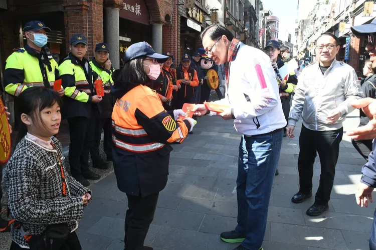 張善政慰勞執勤的大溪警員。大溪警分局提供