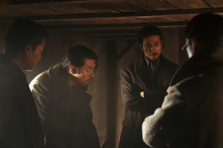 玄彬（左）提到片中與李棟旭的飲酒戲是臨時加戲。網銀國際提供