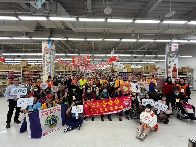 弘道基金會今年攜手中陽集團、大里獅子會，陪伴17位弱勢長輩到大買家量販店採買年貨。民眾提供
