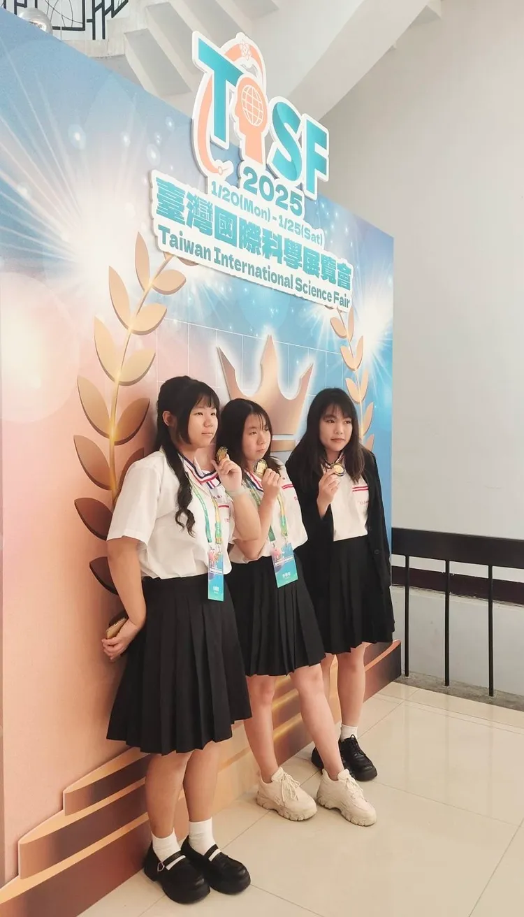 黃畇蓁、卓伶恩與余亦甯榮獲醫學與健康科學三等獎，體外生物協會特別獎。翻攝畫面