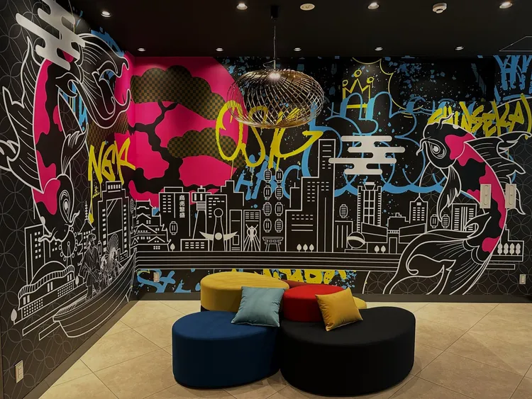 捷絲旅大阪心齋橋館以1970年代大阪流行文化發源地「美國村」為靈感，旅客步入大廳，映入眼簾的即是一幅幅色彩繽紛、充滿著大阪意象的彩繪塗鴉牆。捷絲旅提供