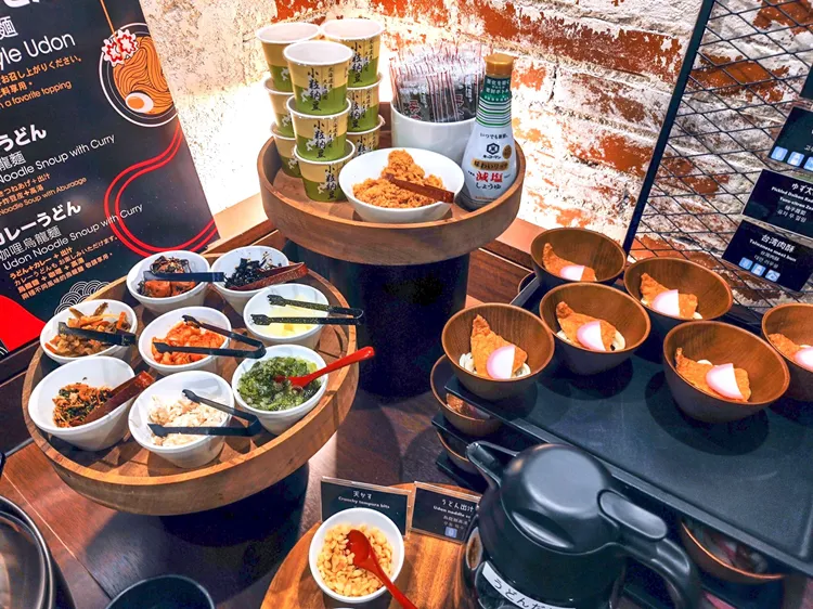 一樓的Just Café兼具聯誼、會議與餐飲功能，早上的供應自助早餐，最具特色的即「台日雙饗」美食區。捷絲旅提供