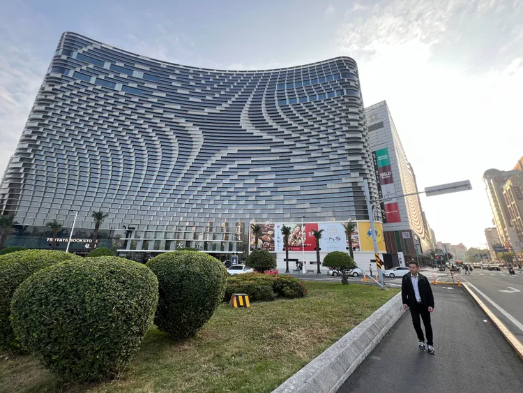 五福路沿線屬百貨商圈核心，具備燙金門牌優勢。葉家銘攝