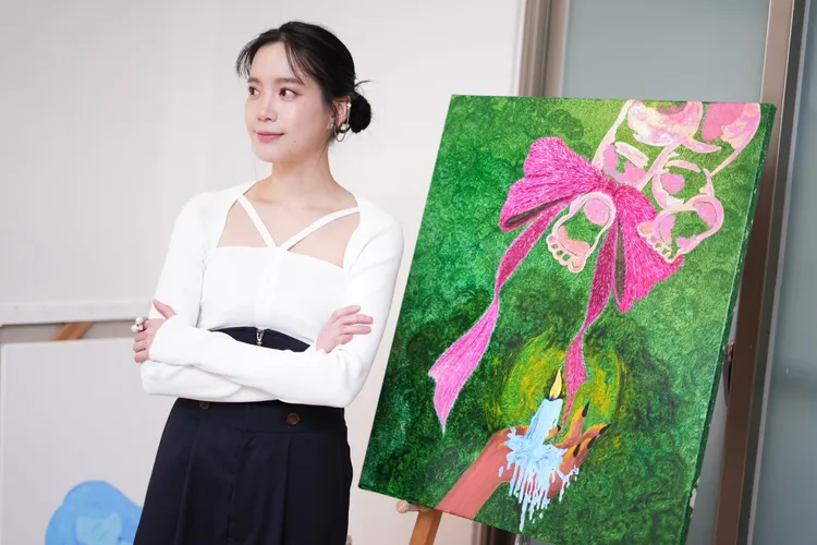 程予希的畫作溫暖鮮明。彭欣偉攝