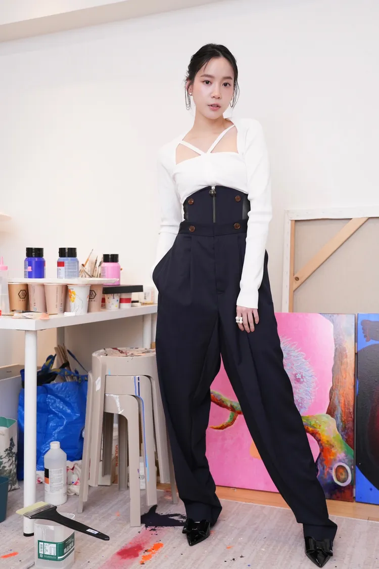 程予希打趣要用演員身分來養畫畫這個興趣。彭欣偉攝