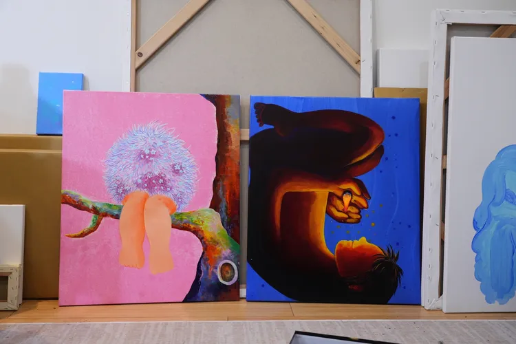 右邊畫作是程予希為台中展覽的最新創作，也最能代表一年心境的總結「成為自己的光」。彭欣偉攝