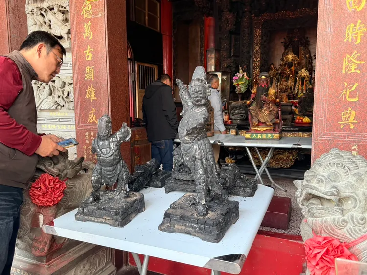 二樓神明廳約有10座神像受損，有的嚴重碳化，損失慘重。莊曜聰攝