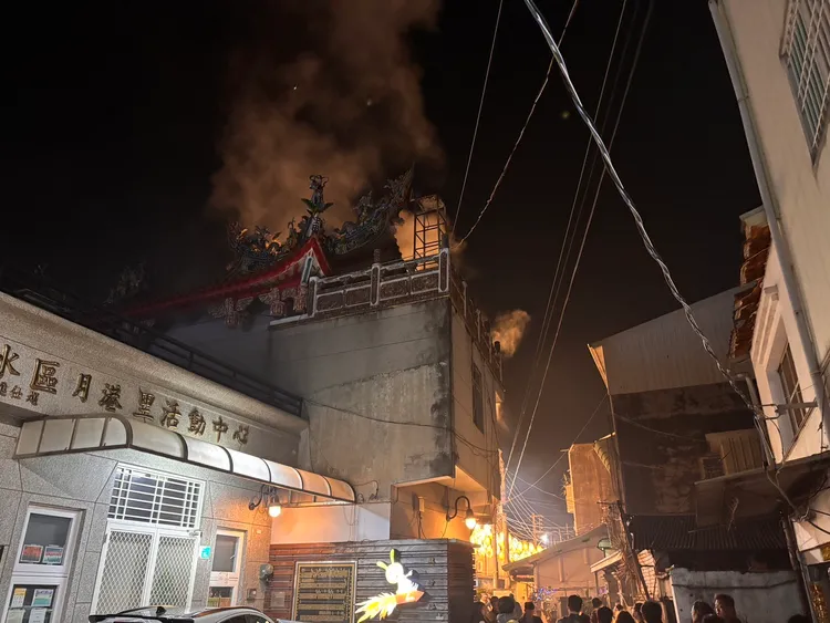 位於王爺巷內的月港廣濟宮王爺廟昨晚發生大火。民眾提供