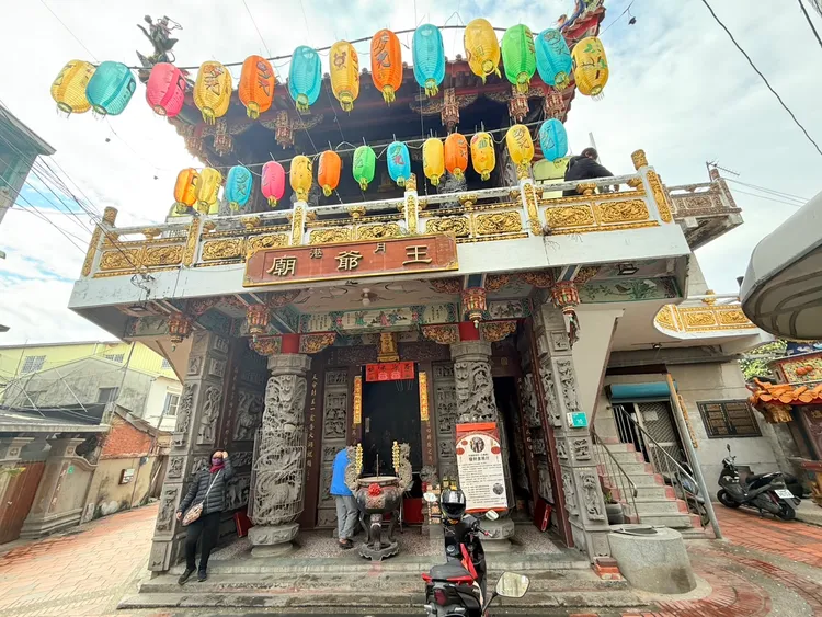 居民及轎班人員一早就來廟裡關心。莊曜聰攝