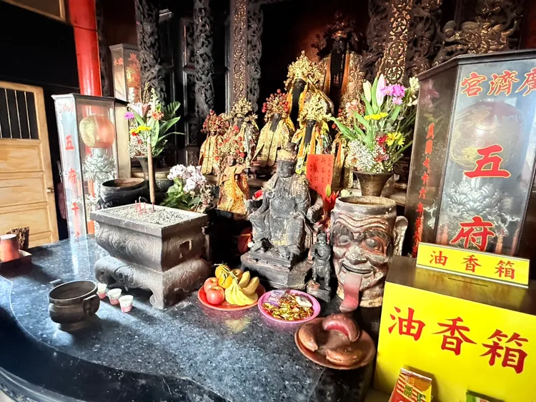 有近200年歷史的紙糊神將頭幸運救出。莊曜聰攝