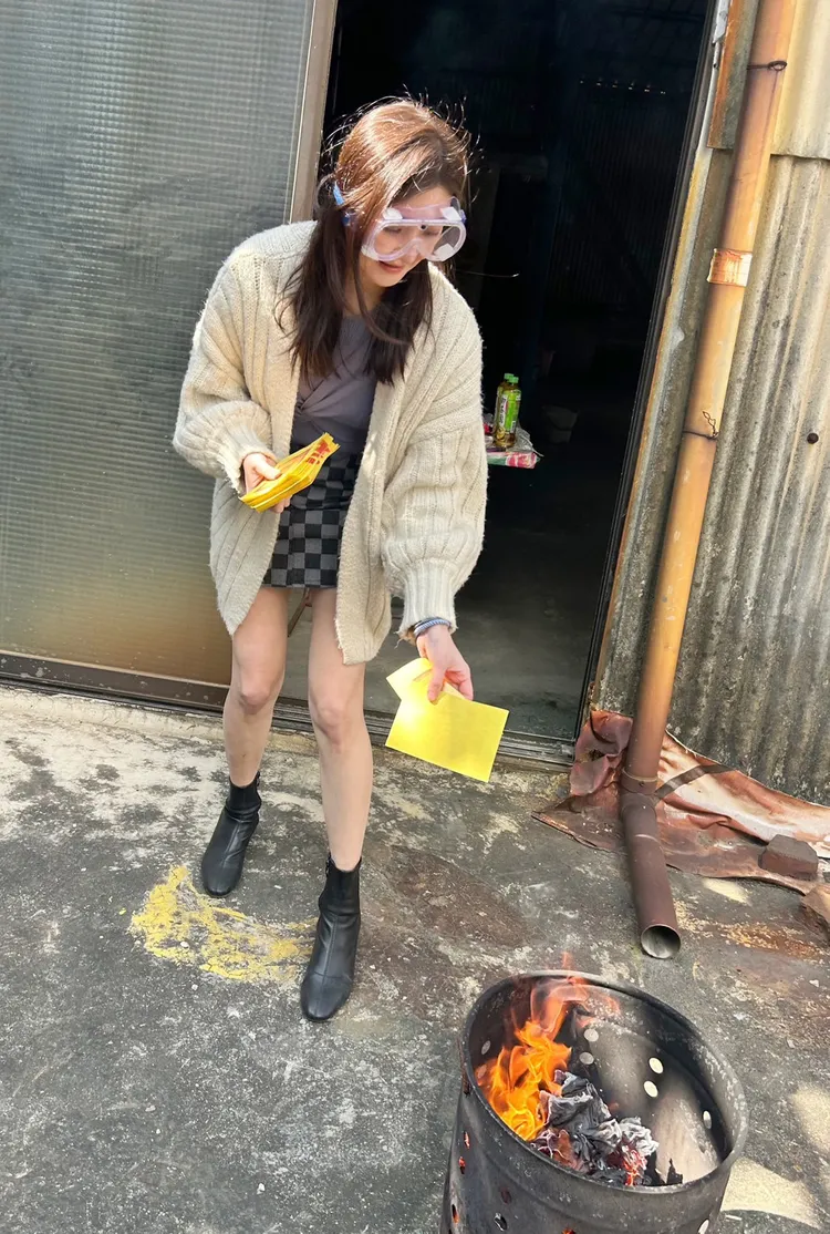 林逸欣是過敏體質，每次燒金紙都很怕灰塵。鑫羽工作室提供