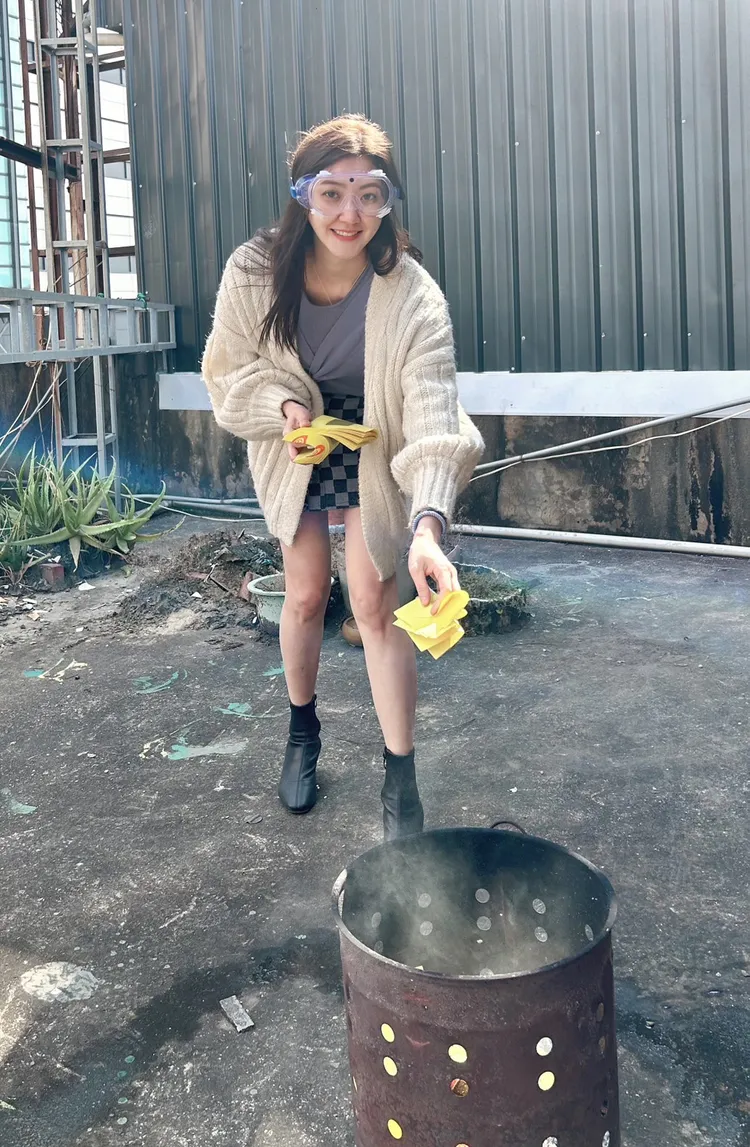 林逸欣戴護目鏡燒金紙。鑫羽工作室提供