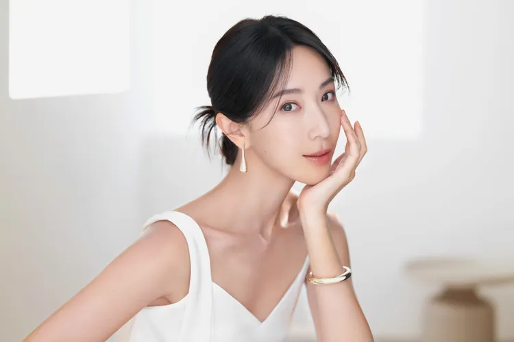 隋棠表示眼霜一抹就會撫平淚溝。品牌提供