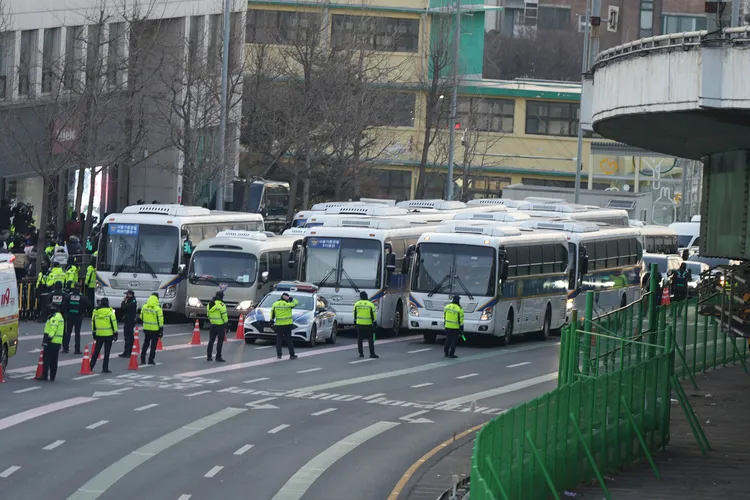 韓國警方動員約3000名警力，將尹錫悅約100名支持者區隔在外。美聯社