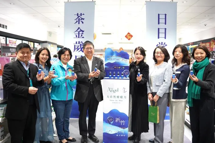 新竹縣長楊文科（左四）與香氛噴霧研發團隊。新竹縣府提供