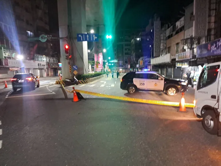 因為紅綠燈桿遭撞斷，新北大道7段北上一度全線封閉無法通行。翻攝畫面