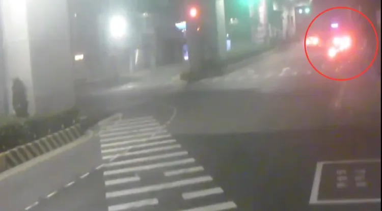 休旅車騎上安全島再一個90度急轉撞上紅綠燈桿。翻攝畫面