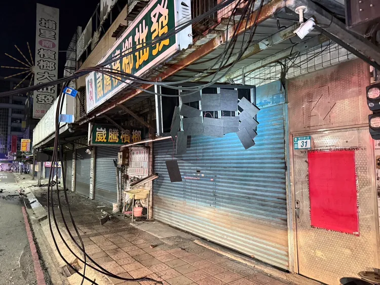 兩家檳榔攤的招牌遭休旅車撞毀。翻攝畫面