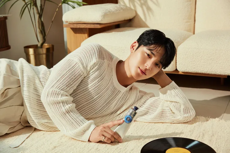 金珉奎邀大家一起用歐舒丹護手霜「手護」自己。品牌提供